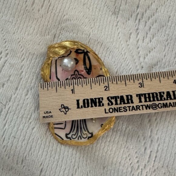 Handmade Decoupage Oyster Shell Trinket Dish Cross, Faith, Gold Trim - Picture 5 of 6